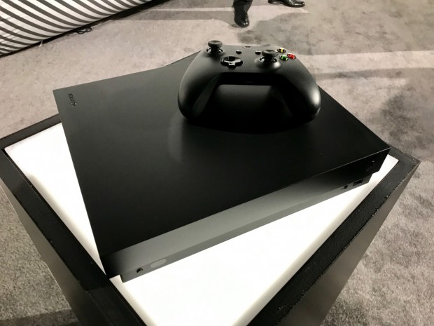 Die Endkundenversion der Xbox One X auf der E3 2017 (Bild: Peter Steinlechner/Golem.de)